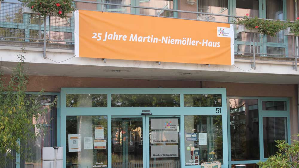 Bild zeigt ein Plakat am Martin-Niemöller-Haus